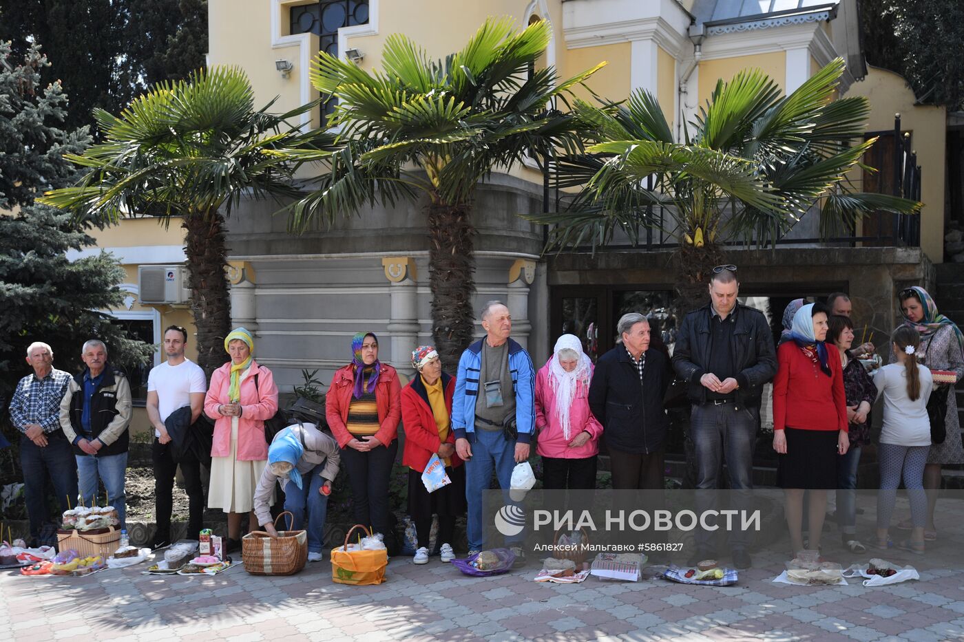 Освящение пасхальных куличей и яиц в Великую субботу