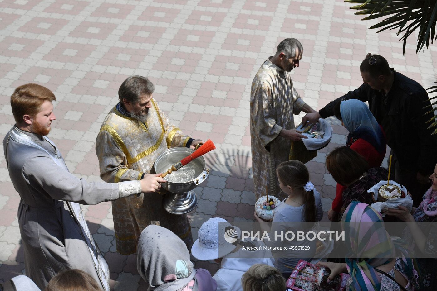 Освящение пасхальных куличей и яиц в Великую субботу