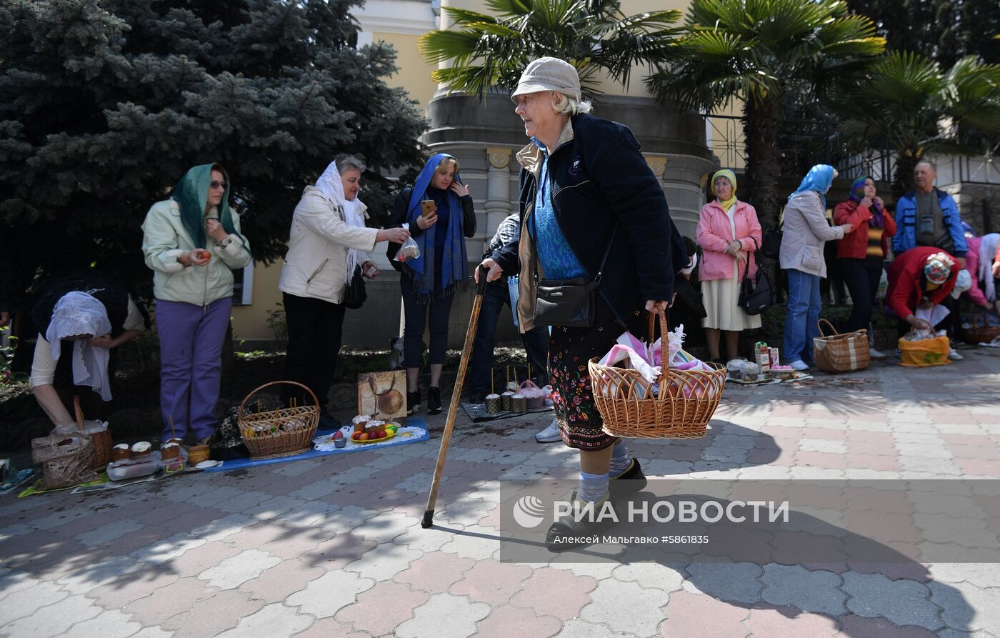 Освящение пасхальных куличей и яиц в Великую субботу