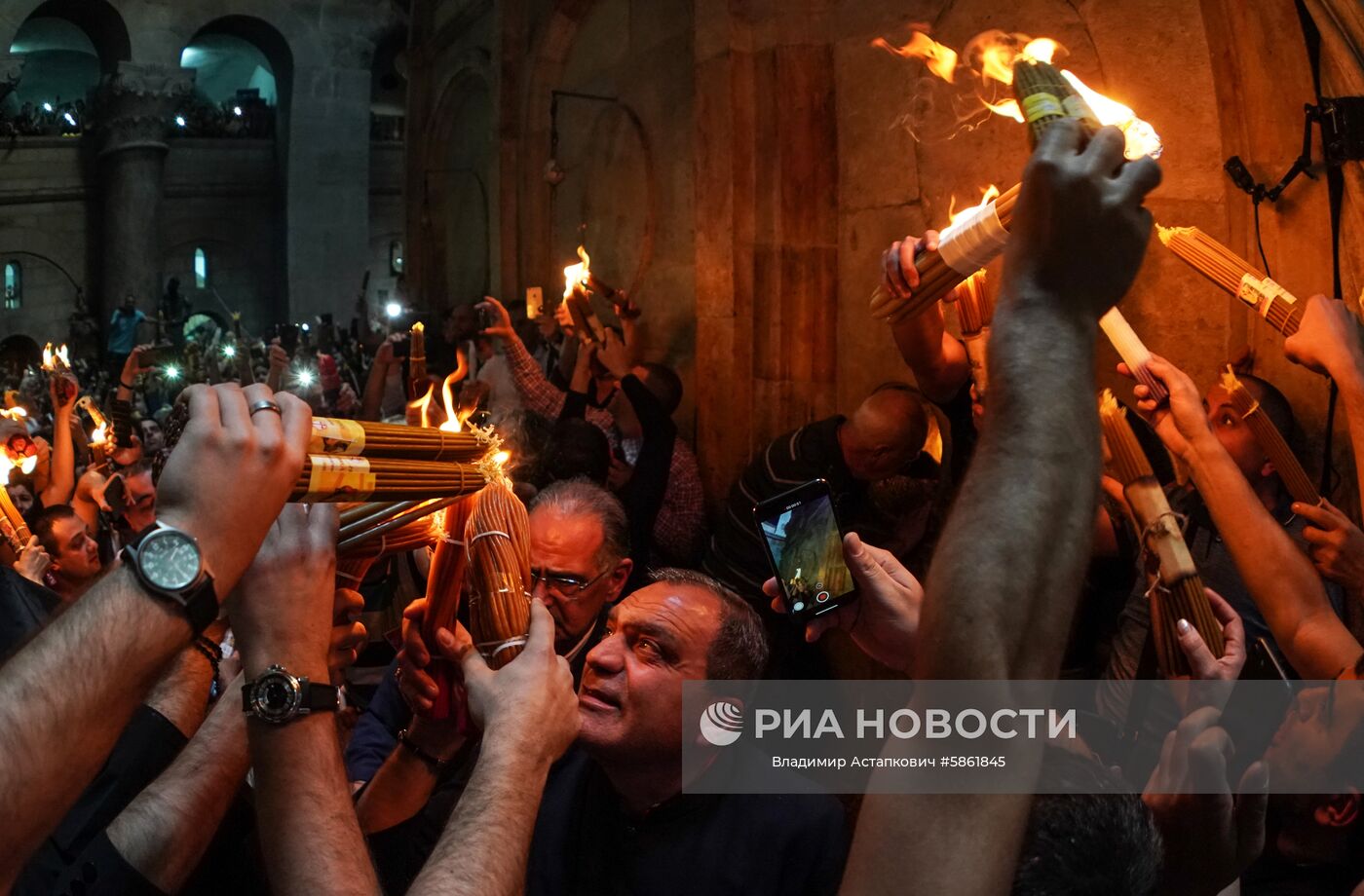 Схождение Благодатного огня в храме Гроба Господня