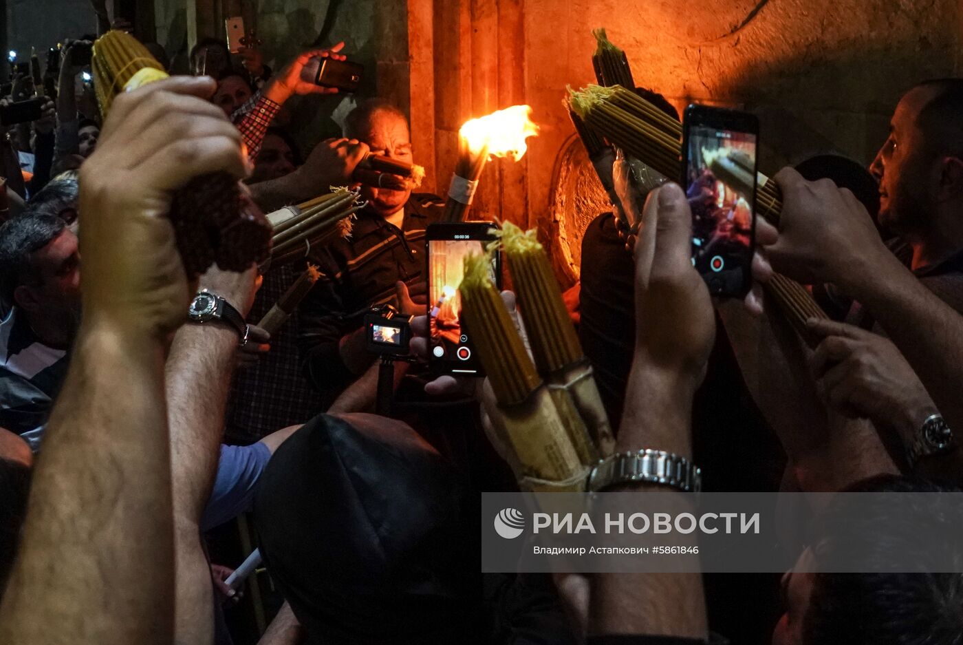 Схождение Благодатного огня в храме Гроба Господня