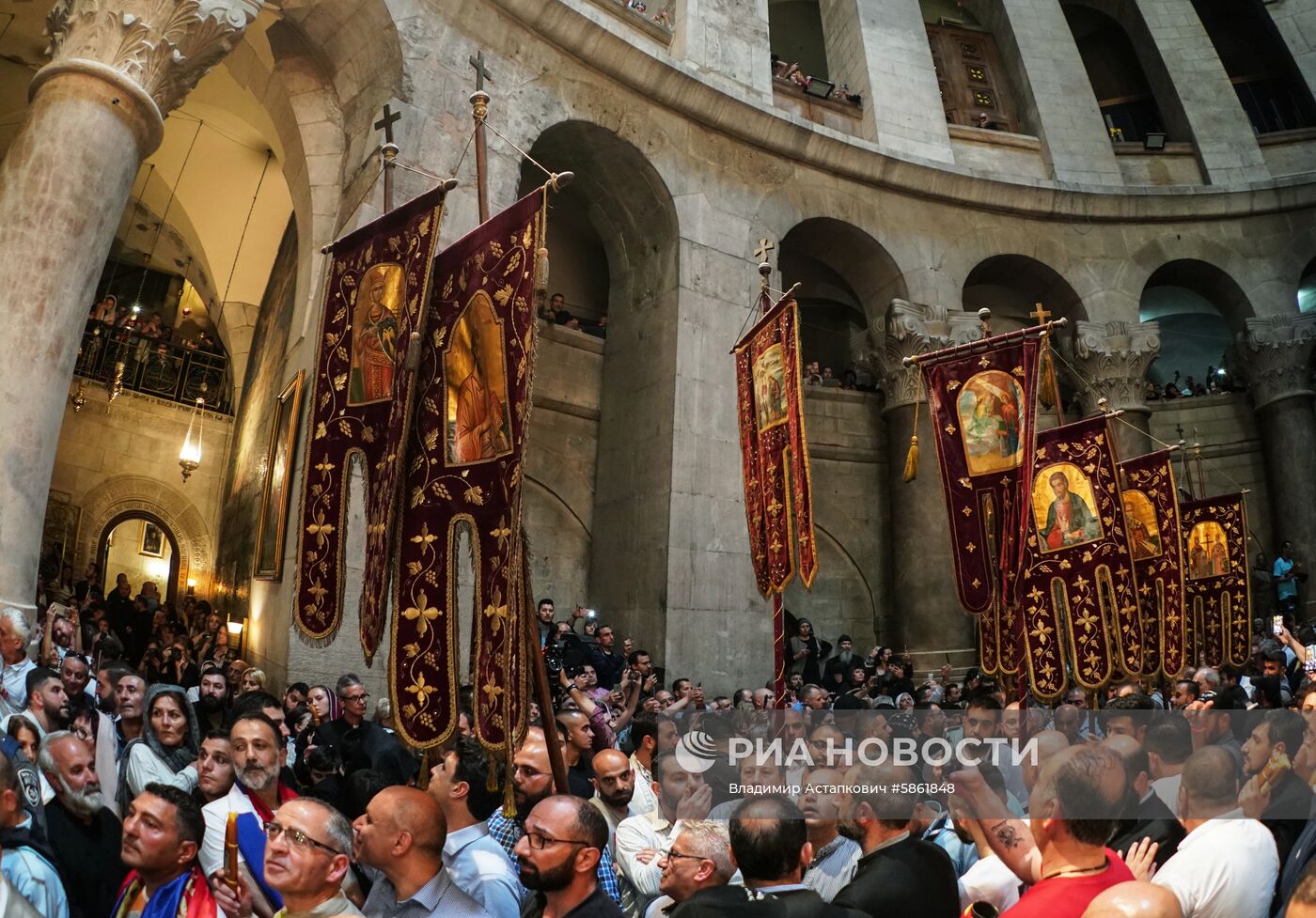 Схождение Благодатного огня в храме Гроба Господня