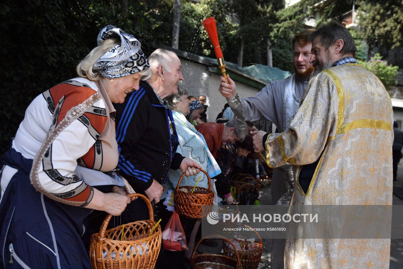 Освящение пасхальных куличей и яиц в Великую субботу