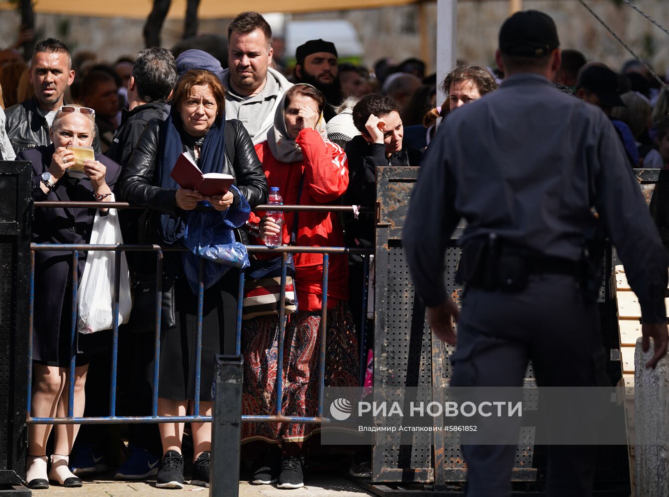 Схождение Благодатного огня в храме Гроба Господня