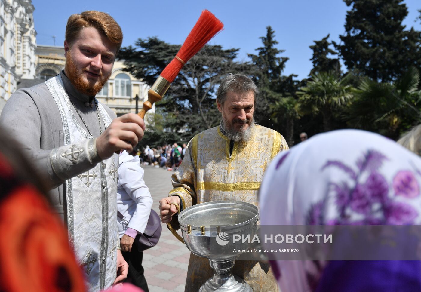 Освящение пасхальных куличей и яиц в Великую субботу