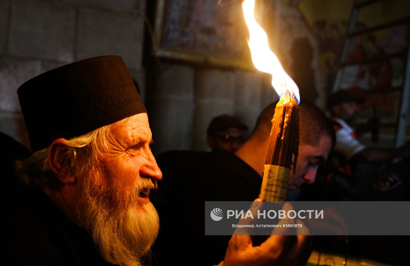 Схождение Благодатного огня в храме Гроба Господня