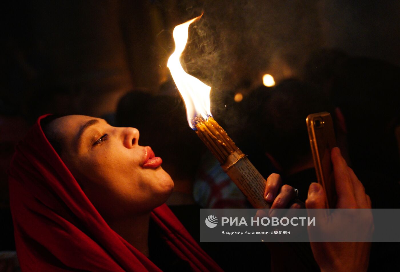 Схождение Благодатного огня в храме Гроба Господня