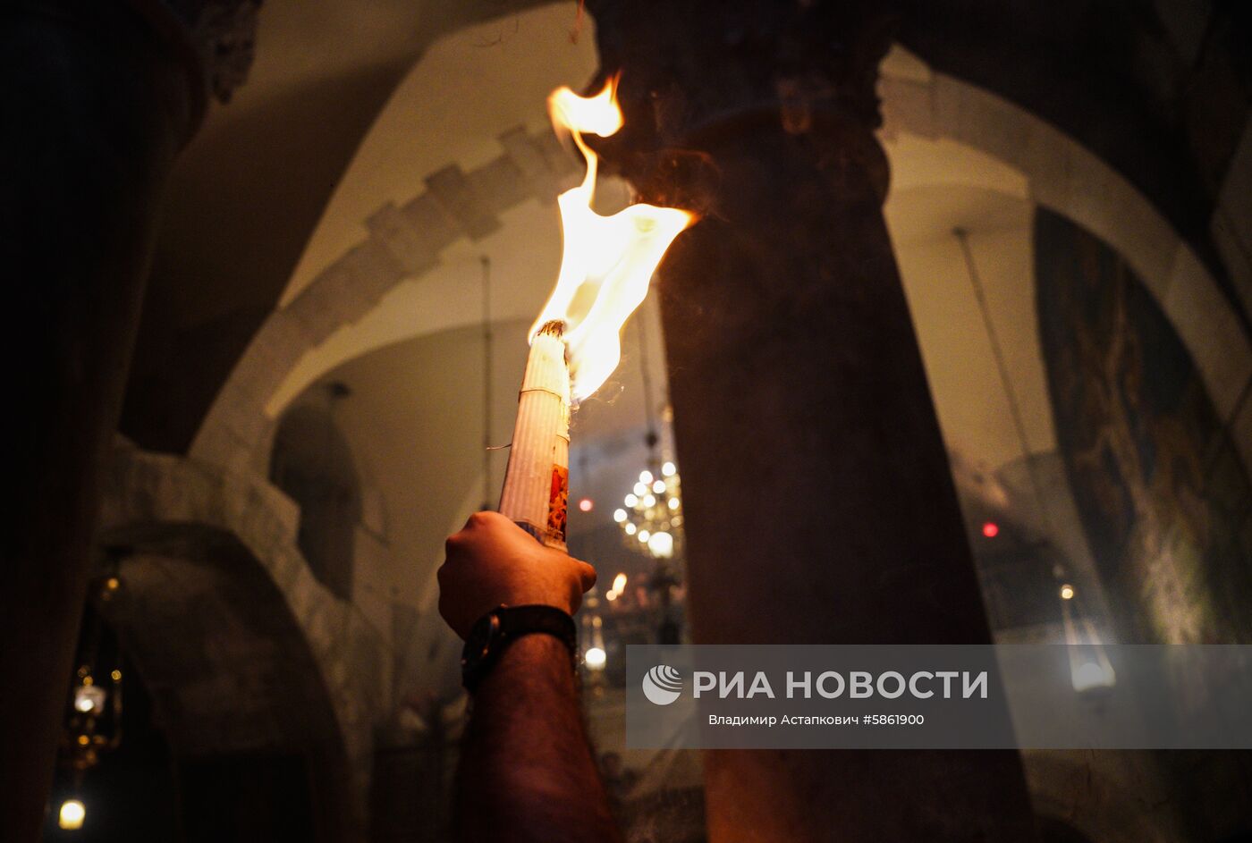 Схождение Благодатного огня в храме Гроба Господня