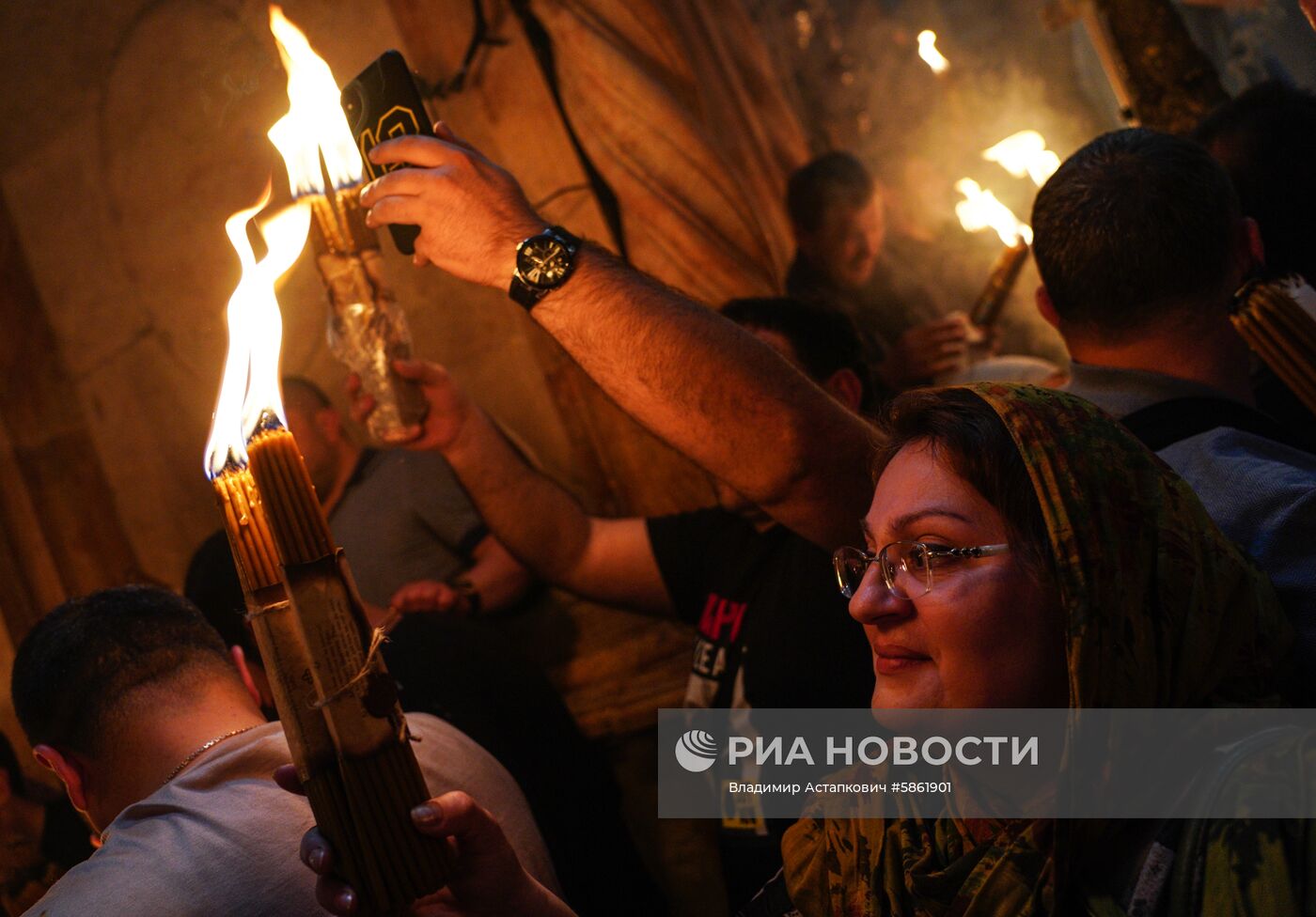 Схождение Благодатного огня в храме Гроба Господня