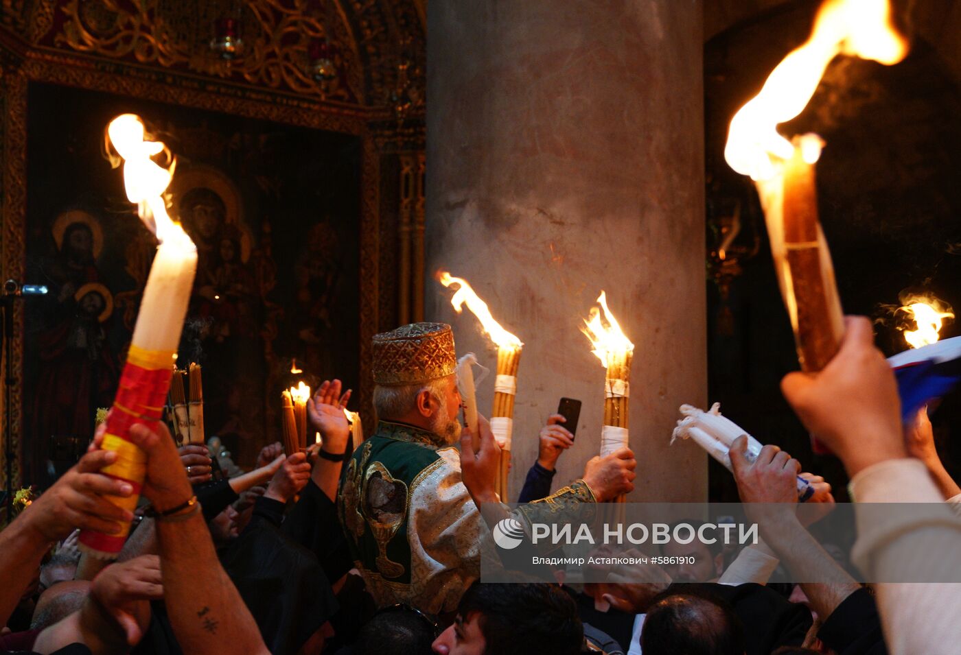 Схождение Благодатного огня в храме Гроба Господня