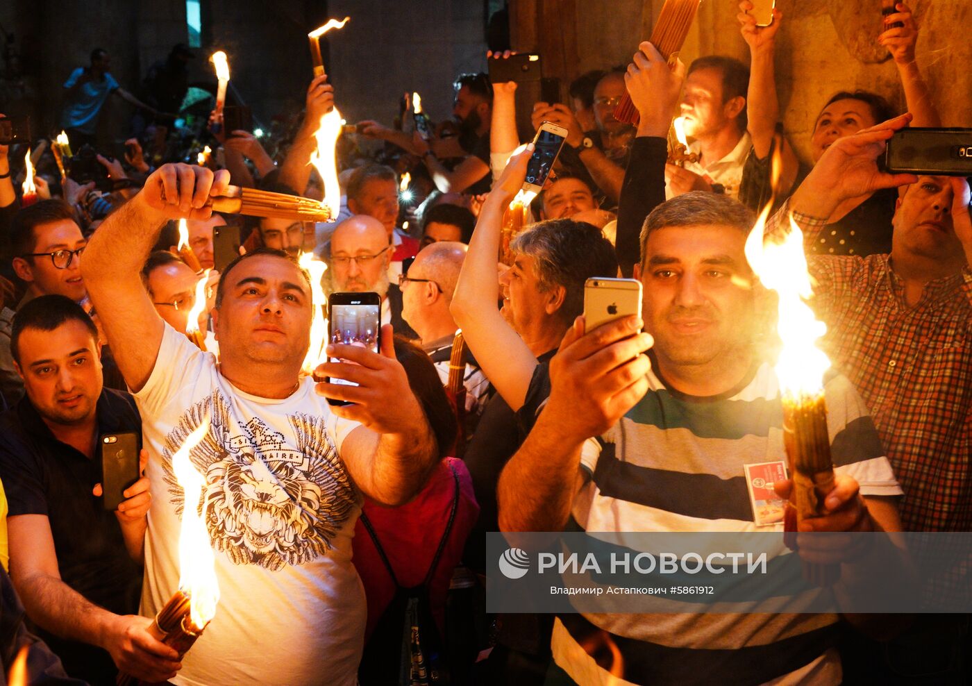 Схождение Благодатного огня в храме Гроба Господня