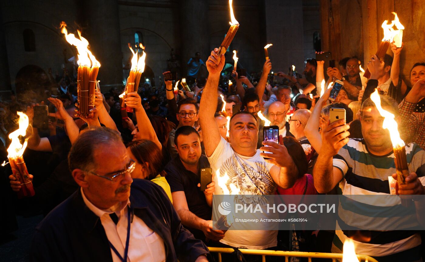 Схождение Благодатного огня в храме Гроба Господня