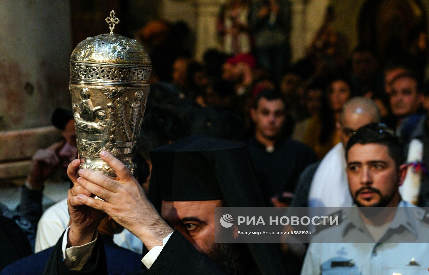 Схождение Благодатного огня в храме Гроба Господня