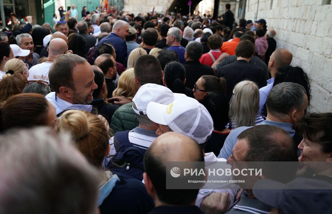 Схождение Благодатного огня в храме Гроба Господня