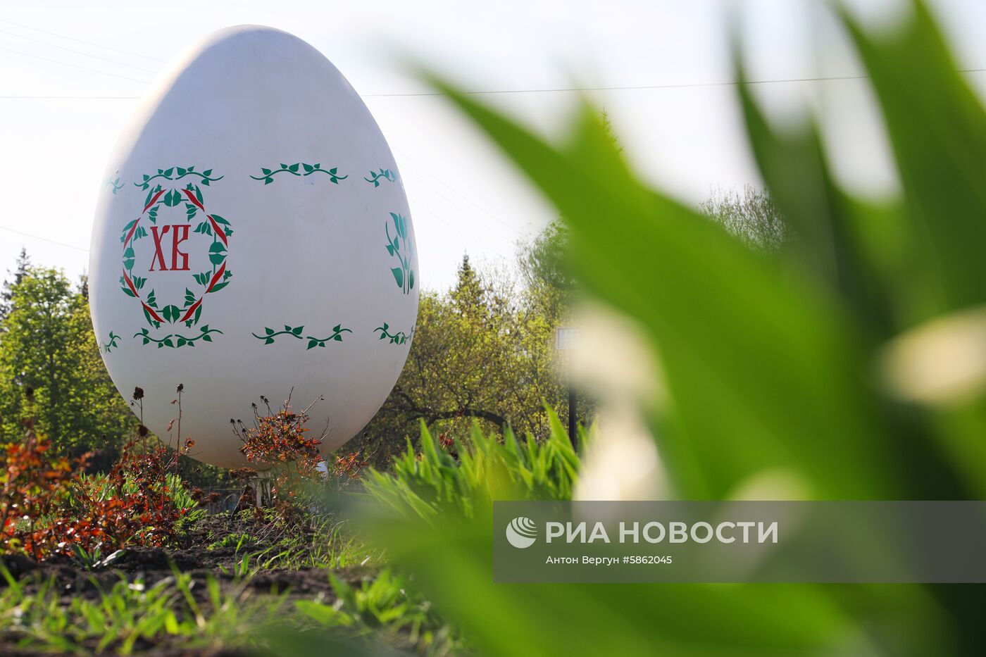 Под Белгородом перед Пасхой украсили трехметровое яйцо