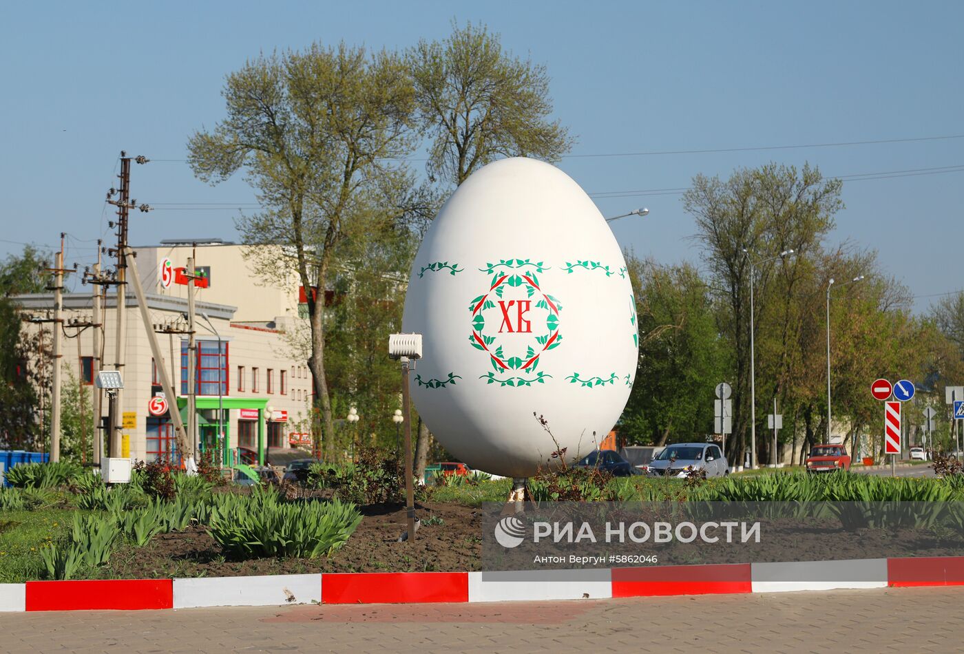 Под Белгородом перед Пасхой украсили трехметровое яйцо