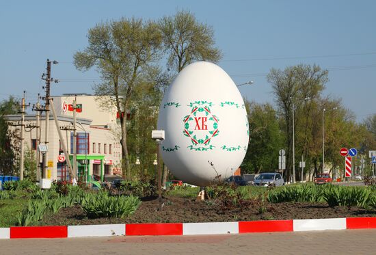 Под Белгородом перед Пасхой украсили трехметровое яйцо