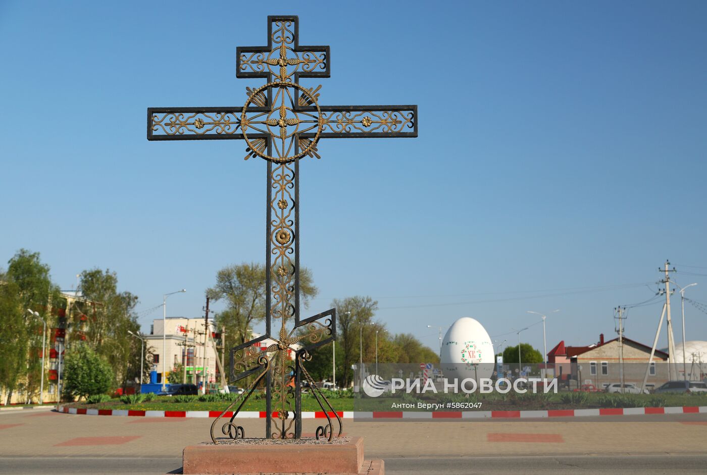 Под Белгородом перед Пасхой украсили трехметровое яйцо