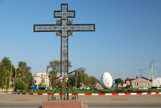 Под Белгородом перед Пасхой украсили трехметровое яйцо