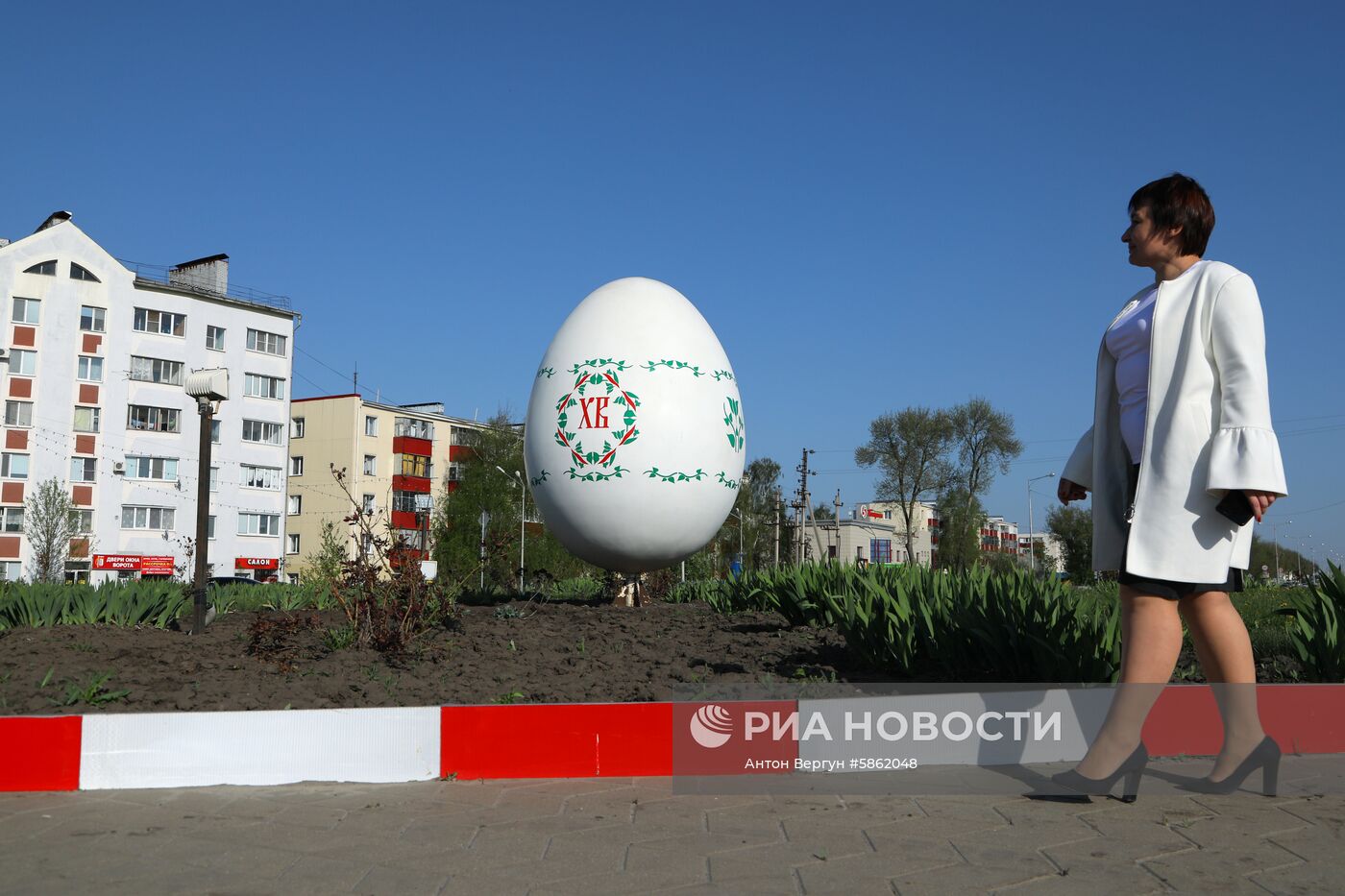 Под Белгородом перед Пасхой украсили трехметровое яйцо