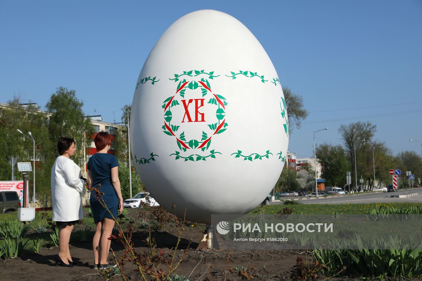 Под Белгородом перед Пасхой украсили трехметровое яйцо