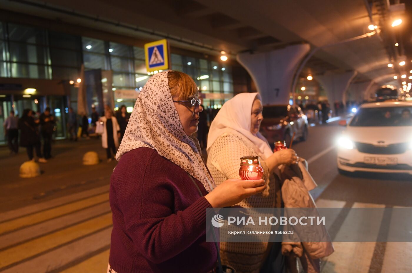 Встреча Благодатного огня в аэропорту Внуково