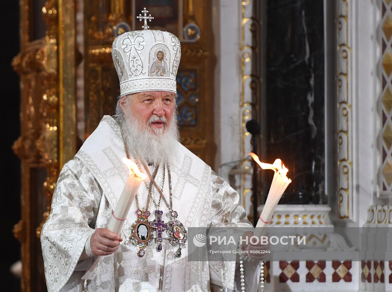 Пасхальное богослужение в храме Христа Спасителя