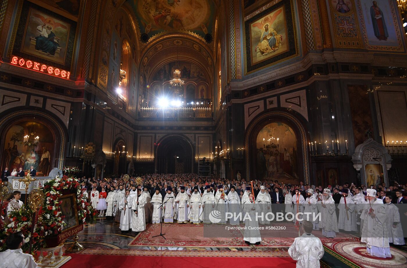 Пасхальное богослужение в храме Христа Спасителя