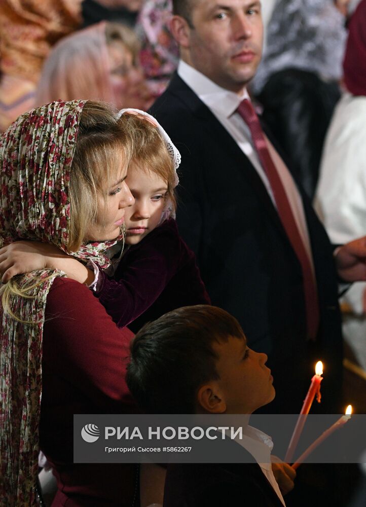 Пасхальное богослужение в храме Христа Спасителя