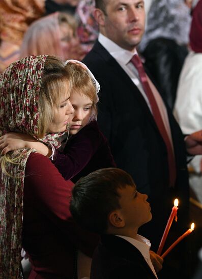 Пасхальное богослужение в храме Христа Спасителя