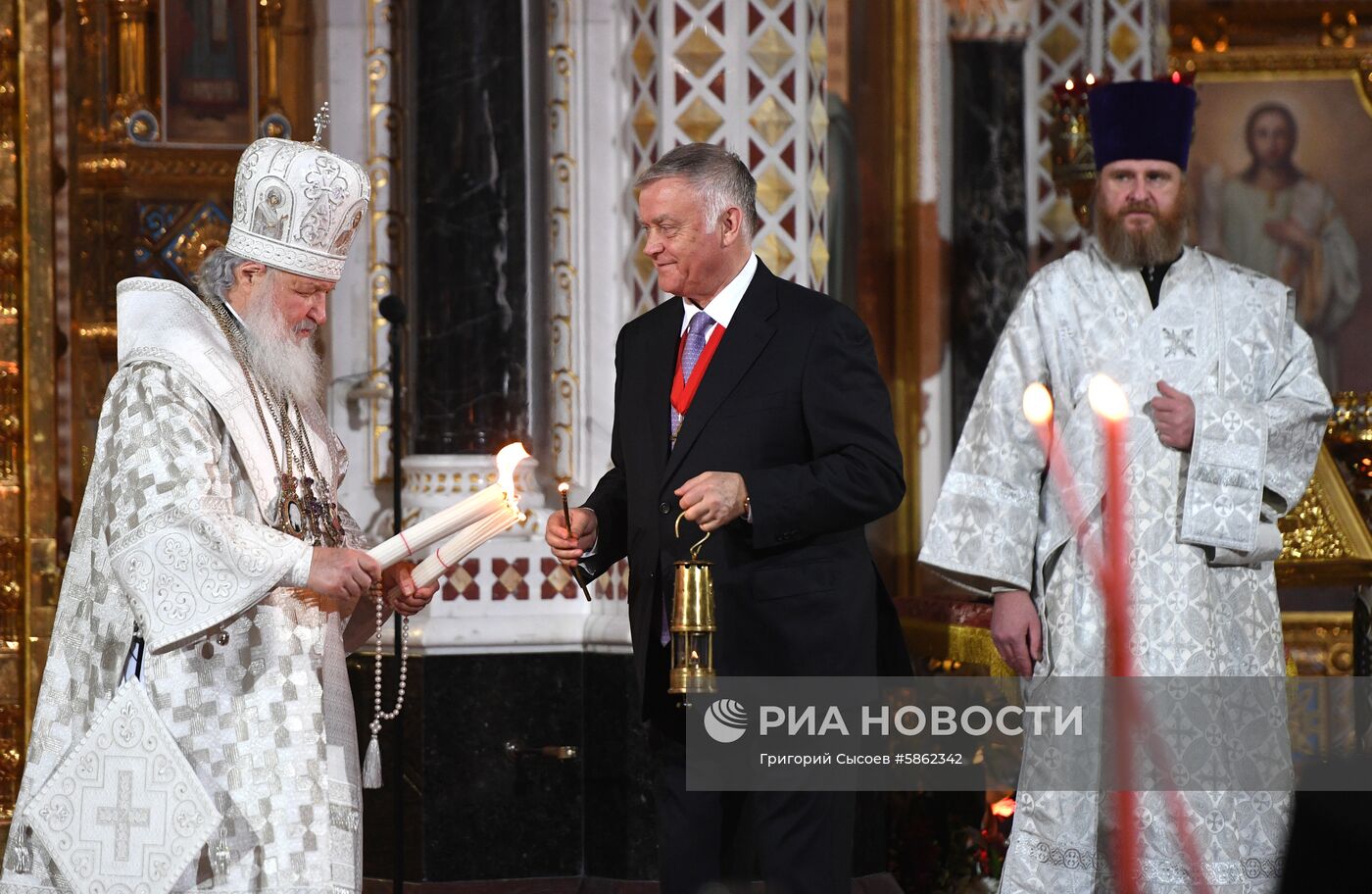 Пасхальное богослужение в храме Христа Спасителя