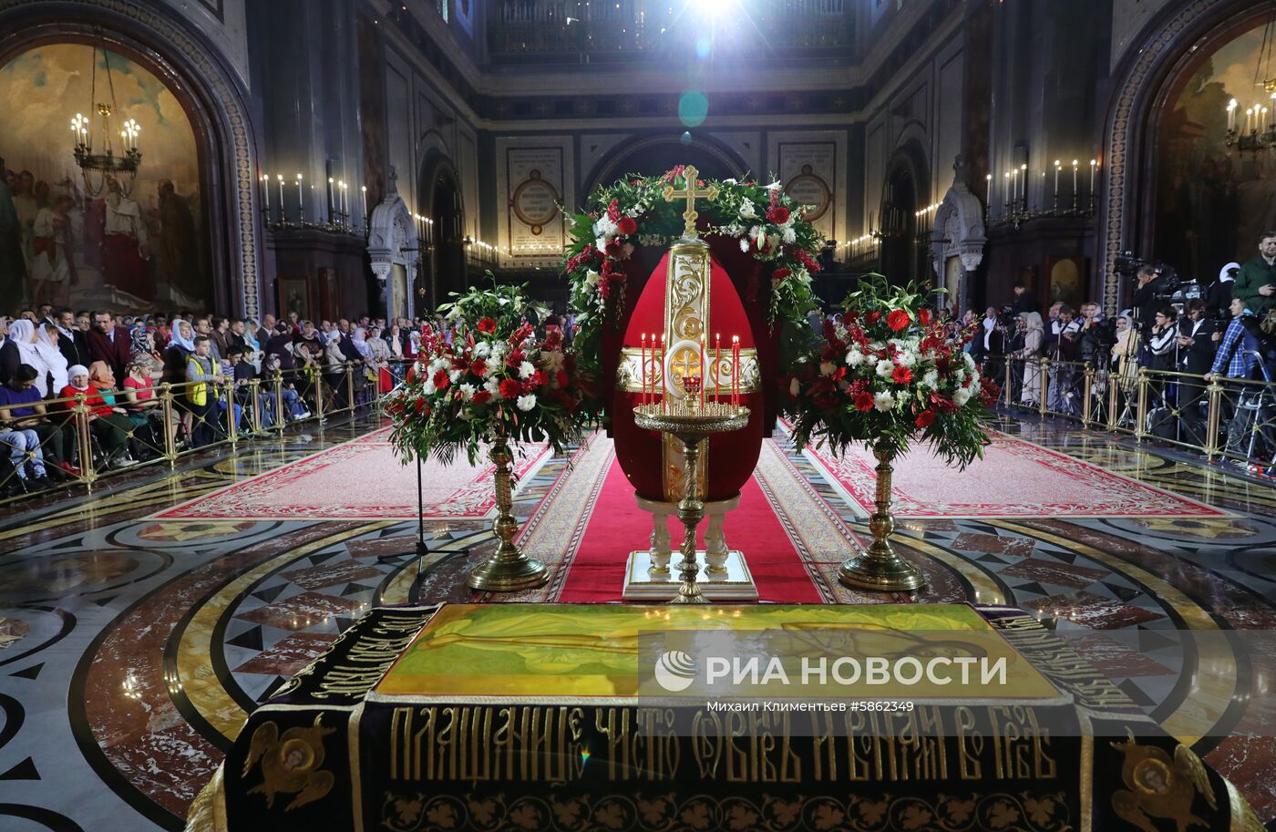 Пасхальное богослужение в храме Христа Спасителя