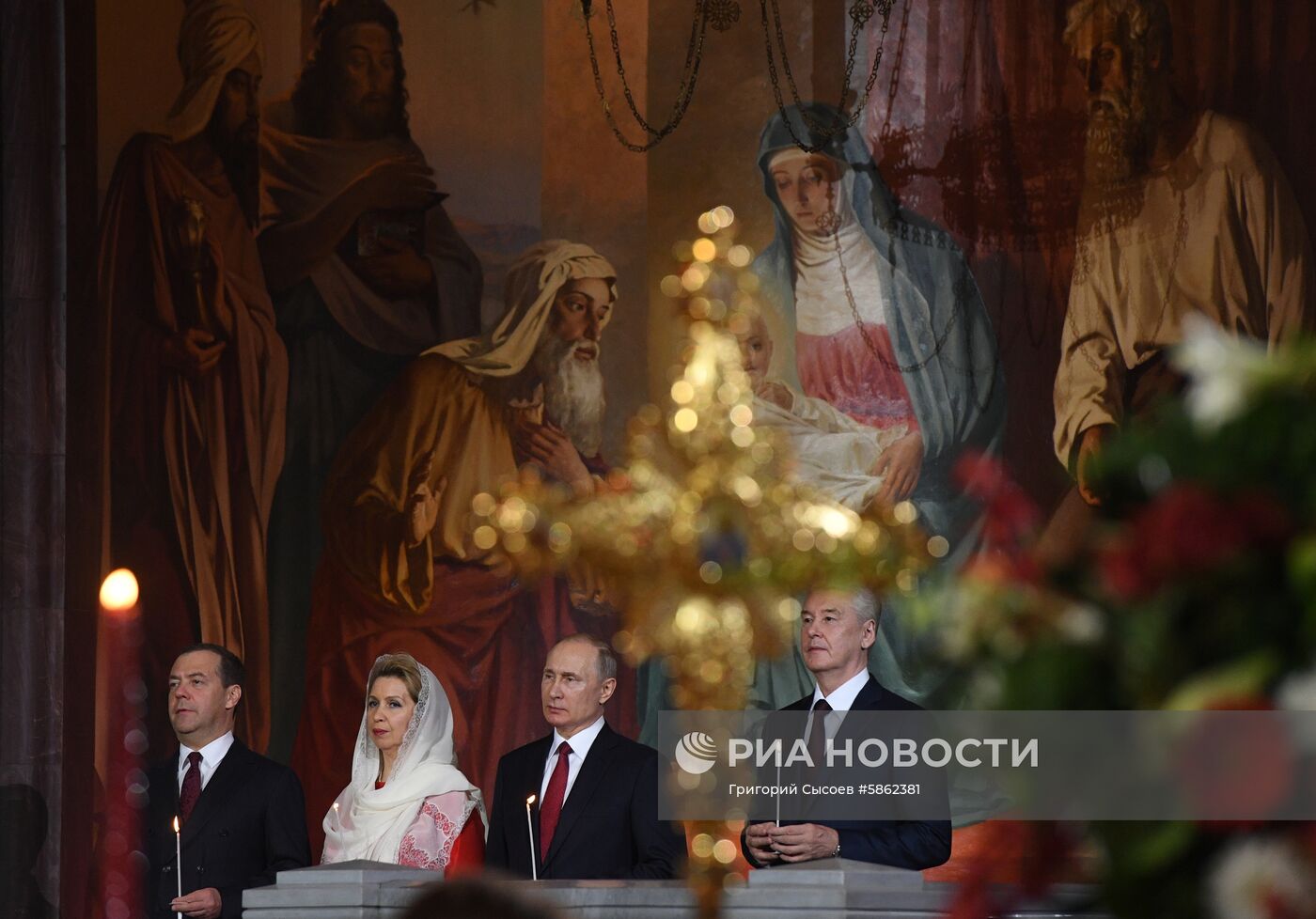 Президент РФ В. Путин и премьер-министр РФ Д. Медведев на пасхальном богослужении в храме Христа Спасителя