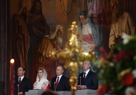 Президент РФ В. Путин и премьер-министр РФ Д. Медведев на пасхальном богослужении в храме Христа Спасителя