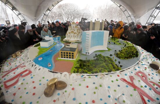 Самый большой в мире пасхальный кулич изготовили в Екатеринбурге