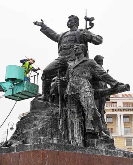 Помывка памятника "Борцам за власть Советов на Дальнем Востоке"