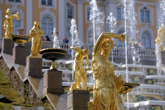 В Петергофе начался сезон фонтанов