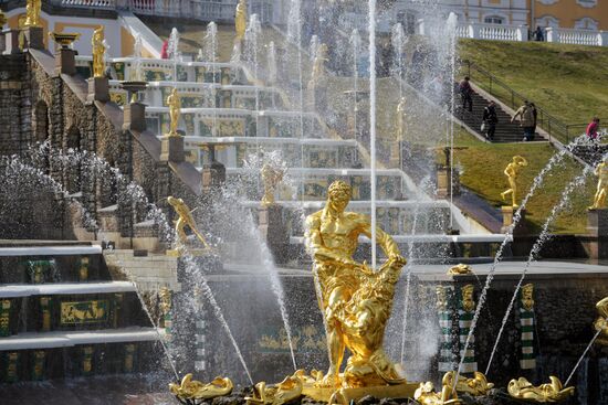 В Петергофе начался сезон фонтанов