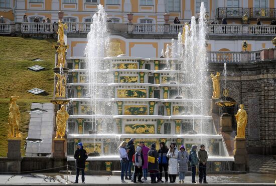 В Петергофе начался сезон фонтанов