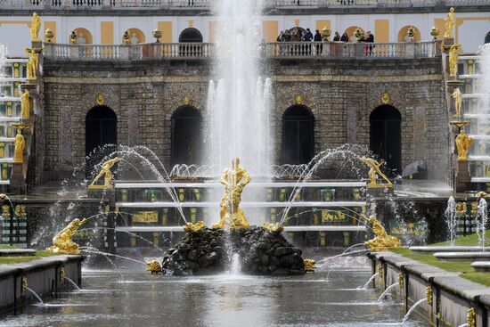 В Петергофе начался сезон фонтанов