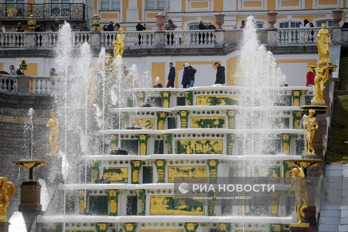 В Петергофе начался сезон фонтанов