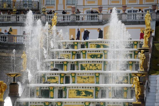 В Петергофе начался сезон фонтанов