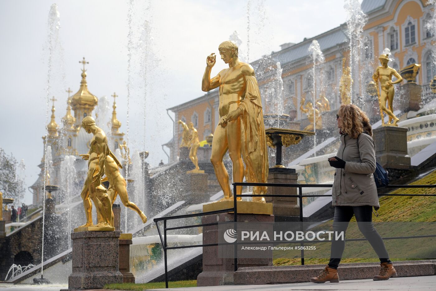 В Петергофе начался сезон фонтанов