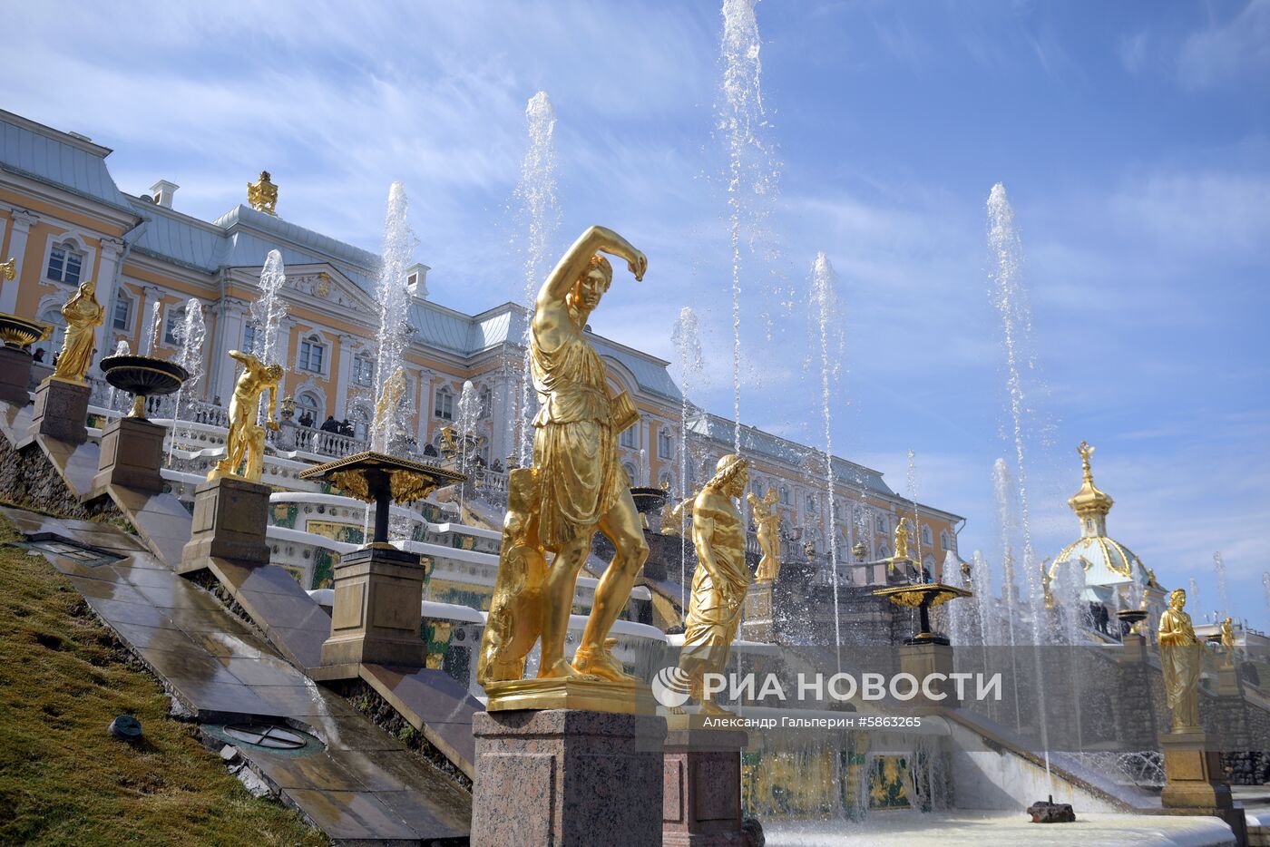 В Петергофе начался сезон фонтанов