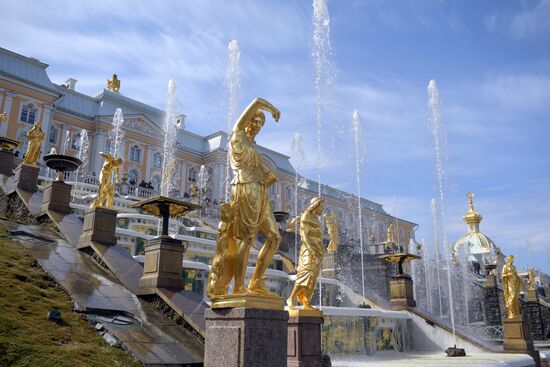 В Петергофе начался сезон фонтанов