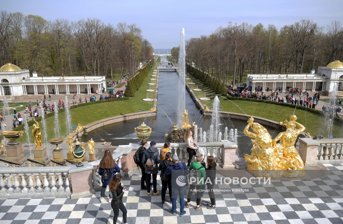 В Петергофе начался сезон фонтанов
