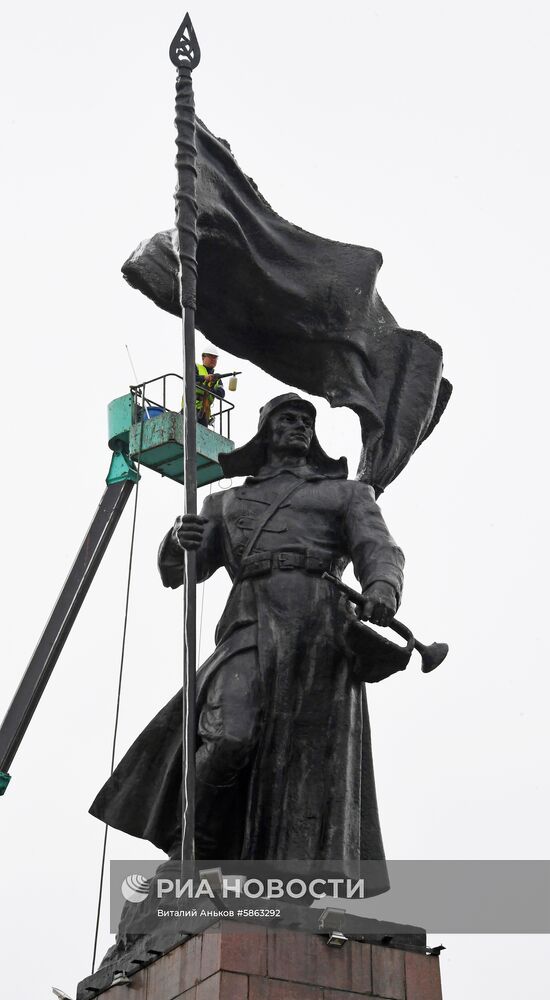 Помывка памятника "Борцам за власть Советов на Дальнем Востоке"