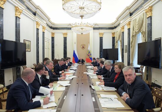 Президент РФ В. Путин провел совещание с членами правительства РФ
