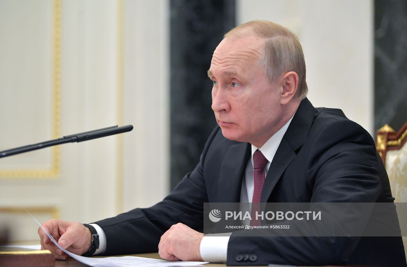 Президент РФ В. Путин провел совещание с членами правительства РФ