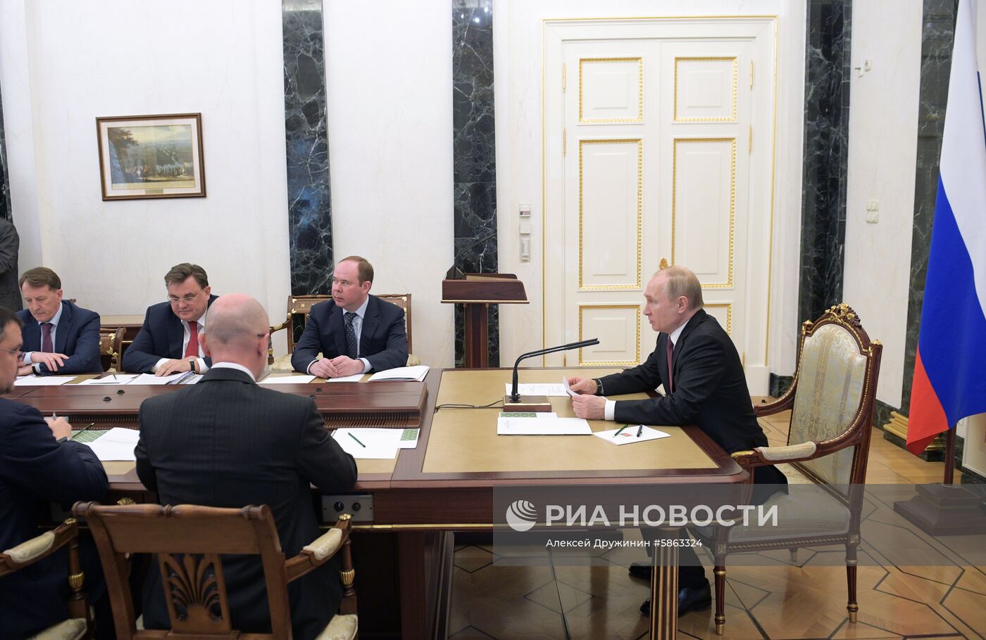 Президент РФ В. Путин провел совещание с членами правительства РФ